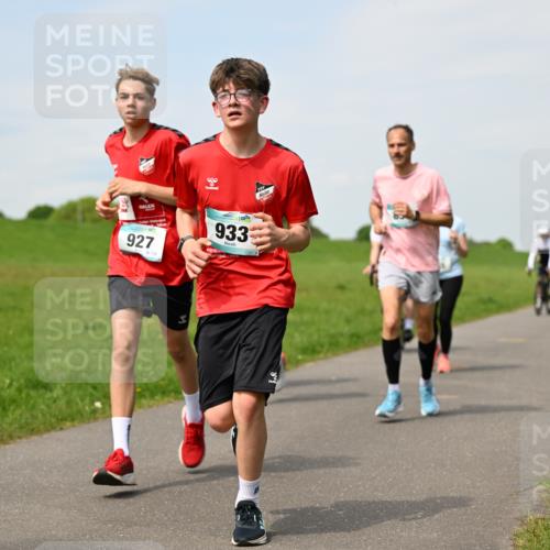 10.05.2026 - 8. Wedeler Halbmarathon Dr. Thomas Lammeyer http://msf.ph/oto/9695064 10.05.2026 11:20:17 Laufen 927, 933 meine-sportfotos.de