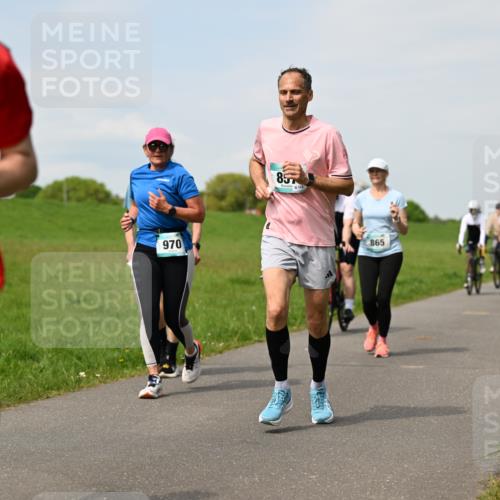10.05.2026 - 8. Wedeler Halbmarathon Dr. Thomas Lammeyer http://msf.ph/oto/9695071 10.05.2026 11:20:18 Laufen 933, 970, 857, 122, 865 meine-sportfotos.de