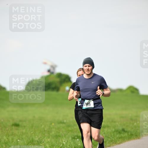 10.05.2026 - 8. Wedeler Halbmarathon Dr. Thomas Lammeyer http://msf.ph/oto/9695176 10.05.2026 11:20:58 Laufen 2798 meine-sportfotos.de