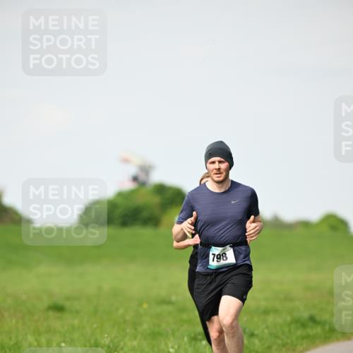 10.05.2026 - 8. Wedeler Halbmarathon Dr. Thomas Lammeyer http://msf.ph/oto/9695179 10.05.2026 11:20:58 Laufen 798 meine-sportfotos.de