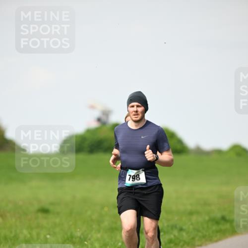 10.05.2026 - 8. Wedeler Halbmarathon Dr. Thomas Lammeyer http://msf.ph/oto/9695181 10.05.2026 11:20:58 Laufen 798 meine-sportfotos.de