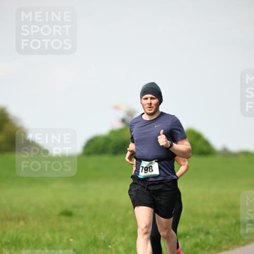 10.05.2026 - 8. Wedeler Halbmarathon Dr. Thomas Lammeyer http://msf.ph/oto/9695183 10.05.2026 11:20:58 Laufen 798 meine-sportfotos.de