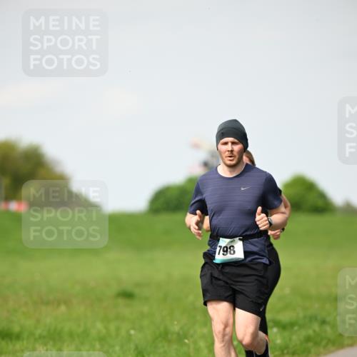10.05.2026 - 8. Wedeler Halbmarathon Dr. Thomas Lammeyer http://msf.ph/oto/9695186 10.05.2026 11:20:58 Laufen 798 meine-sportfotos.de