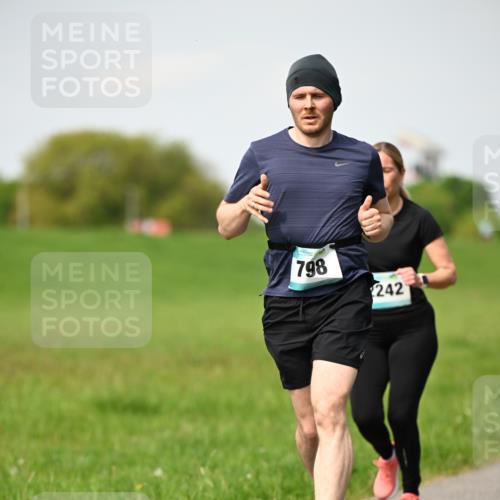 10.05.2026 - 8. Wedeler Halbmarathon Dr. Thomas Lammeyer http://msf.ph/oto/9695201 10.05.2026 11:20:59 Laufen 798, 242 meine-sportfotos.de