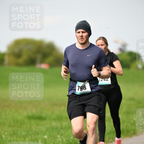 10.05.2026 - 8. Wedeler Halbmarathon Dr. Thomas Lammeyer http://msf.ph/oto/9695203 10.05.2026 11:21:00 Laufen 798 meine-sportfotos.de