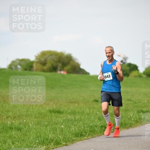 10.05.2026 - 8. Wedeler Halbmarathon Dr. Thomas Lammeyer http://msf.ph/oto/9695306 10.05.2026 11:21:15 Laufen 1042 meine-sportfotos.de