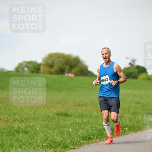 10.05.2026 - 8. Wedeler Halbmarathon Dr. Thomas Lammeyer http://msf.ph/oto/9695309 10.05.2026 11:21:15 Laufen 1042 meine-sportfotos.de