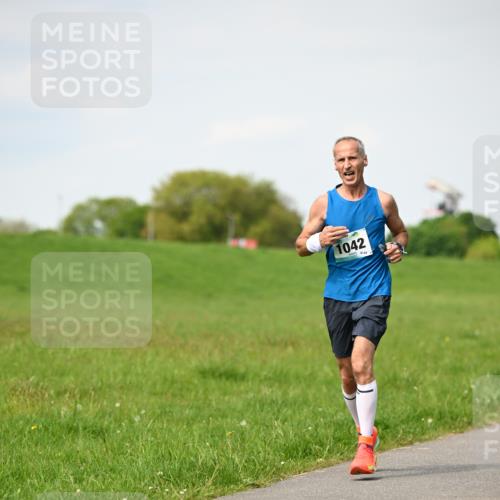 10.05.2026 - 8. Wedeler Halbmarathon Dr. Thomas Lammeyer http://msf.ph/oto/9695311 10.05.2026 11:21:16 Laufen 1042, 894 meine-sportfotos.de
