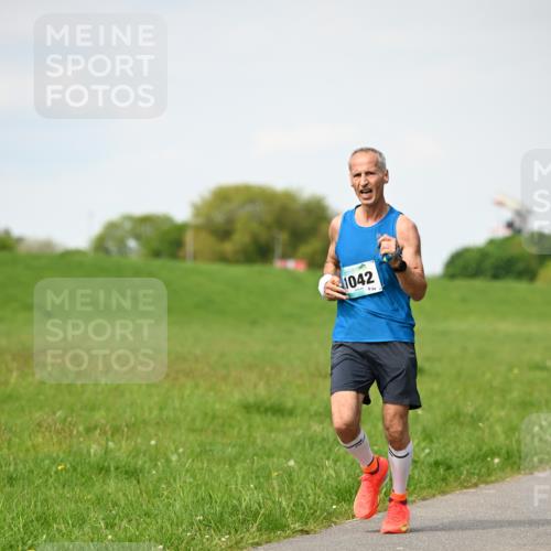10.05.2026 - 8. Wedeler Halbmarathon Dr. Thomas Lammeyer http://msf.ph/oto/9695315 10.05.2026 11:21:16 Laufen 1042, 894 meine-sportfotos.de