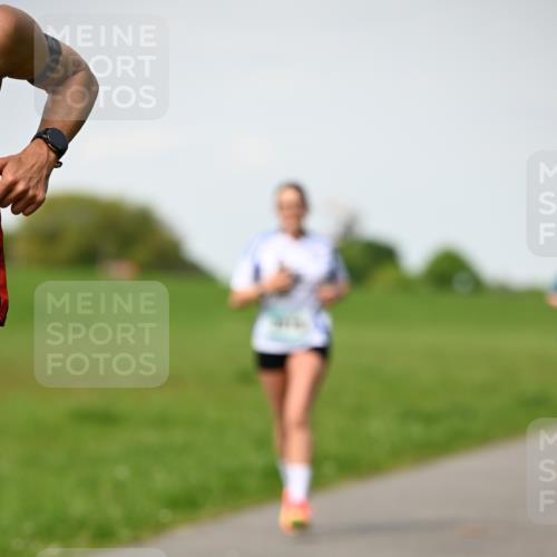 10.05.2026 - 8. Wedeler Halbmarathon Dr. Thomas Lammeyer http://msf.ph/oto/9695378 10.05.2026 11:21:20 Laufen  meine-sportfotos.de