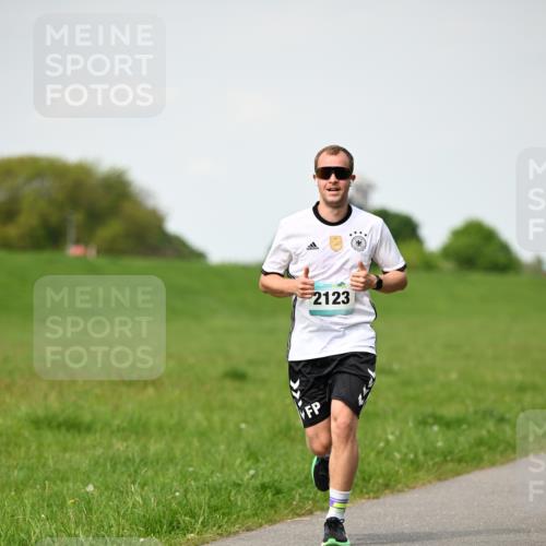 10.05.2026 - 8. Wedeler Halbmarathon Dr. Thomas Lammeyer http://msf.ph/oto/9695583 10.05.2026 11:21:41 Laufen 2123 meine-sportfotos.de