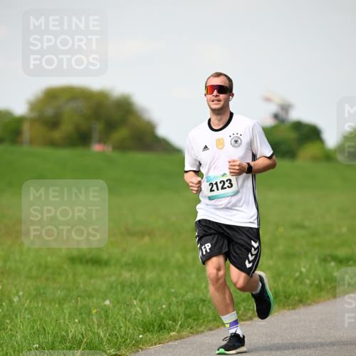 10.05.2026 - 8. Wedeler Halbmarathon Dr. Thomas Lammeyer http://msf.ph/oto/9695590 10.05.2026 11:21:42 Laufen 2123 meine-sportfotos.de