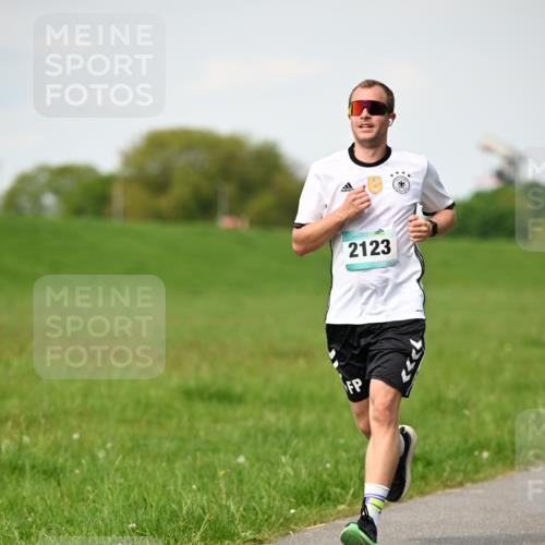 10.05.2026 - 8. Wedeler Halbmarathon Dr. Thomas Lammeyer http://msf.ph/oto/9695595 10.05.2026 11:21:42 Laufen 2123 meine-sportfotos.de