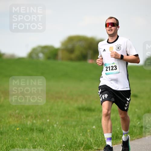 10.05.2026 - 8. Wedeler Halbmarathon Dr. Thomas Lammeyer http://msf.ph/oto/9695599 10.05.2026 11:21:42 Laufen 2123 meine-sportfotos.de
