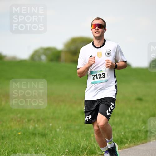 10.05.2026 - 8. Wedeler Halbmarathon Dr. Thomas Lammeyer http://msf.ph/oto/9695606 10.05.2026 11:21:42 Laufen 2123 meine-sportfotos.de