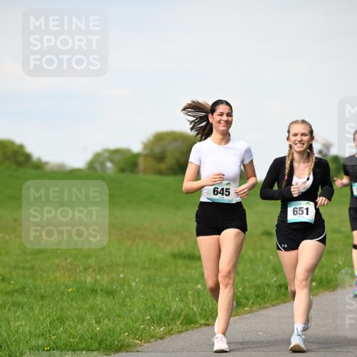 10.05.2026 - 8. Wedeler Halbmarathon Dr. Thomas Lammeyer http://msf.ph/oto/9695710 10.05.2026 11:21:52 Laufen 645, 651 meine-sportfotos.de