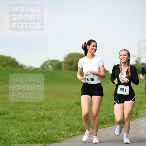 10.05.2026 - 8. Wedeler Halbmarathon Dr. Thomas Lammeyer http://msf.ph/oto/9695712 10.05.2026 11:21:52 Laufen 645, 651 meine-sportfotos.de