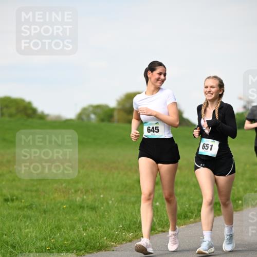 10.05.2026 - 8. Wedeler Halbmarathon Dr. Thomas Lammeyer http://msf.ph/oto/9695714 10.05.2026 11:21:52 Laufen 645, 651 meine-sportfotos.de