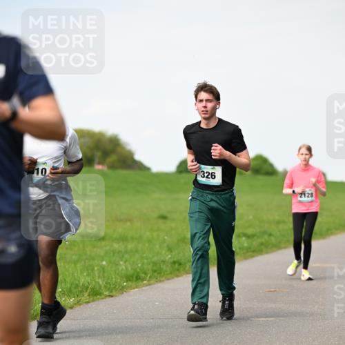 10.05.2026 - 8. Wedeler Halbmarathon Dr. Thomas Lammeyer http://msf.ph/oto/9695767 10.05.2026 11:21:58 Laufen 326, 2128 meine-sportfotos.de