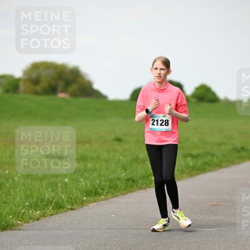 10.05.2026 - 8. Wedeler Halbmarathon Dr. Thomas Lammeyer http://msf.ph/oto/9695776 10.05.2026 11:22:00 Laufen 2128 meine-sportfotos.de