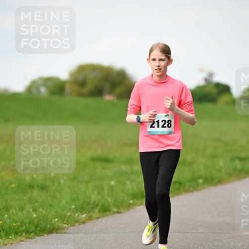 10.05.2026 - 8. Wedeler Halbmarathon Dr. Thomas Lammeyer http://msf.ph/oto/9695783 10.05.2026 11:22:01 Laufen 2128 meine-sportfotos.de