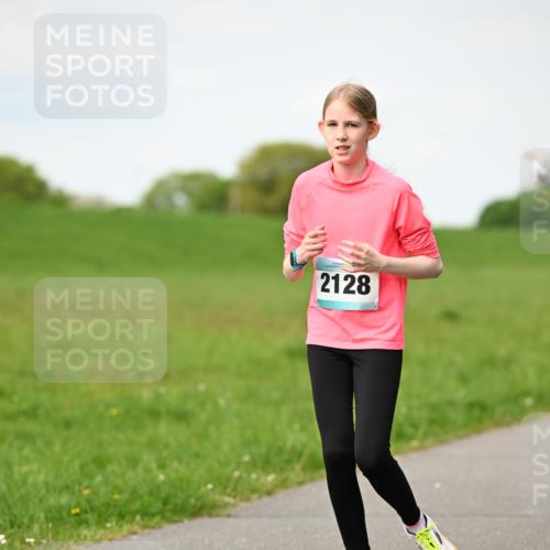 10.05.2026 - 8. Wedeler Halbmarathon Dr. Thomas Lammeyer http://msf.ph/oto/9695786 10.05.2026 11:22:01 Laufen 2128 meine-sportfotos.de