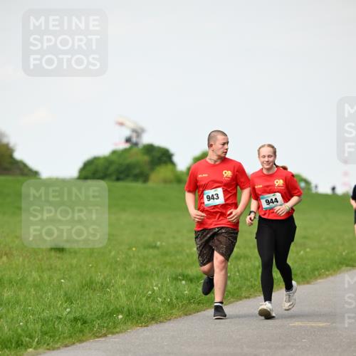 10.05.2026 - 8. Wedeler Halbmarathon Dr. Thomas Lammeyer http://msf.ph/oto/9695860 10.05.2026 11:22:17 Laufen 943, 944 meine-sportfotos.de