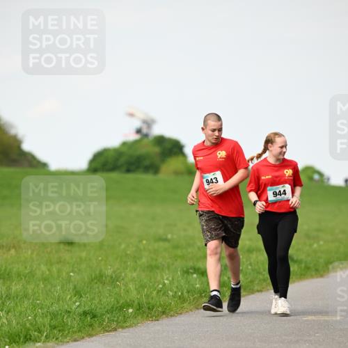 10.05.2026 - 8. Wedeler Halbmarathon Dr. Thomas Lammeyer http://msf.ph/oto/9695861 10.05.2026 11:22:18 Laufen 943, 944 meine-sportfotos.de