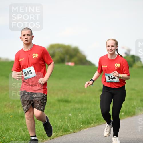 10.05.2026 - 8. Wedeler Halbmarathon Dr. Thomas Lammeyer http://msf.ph/oto/9695870 10.05.2026 11:22:21 Laufen 943, 944 meine-sportfotos.de