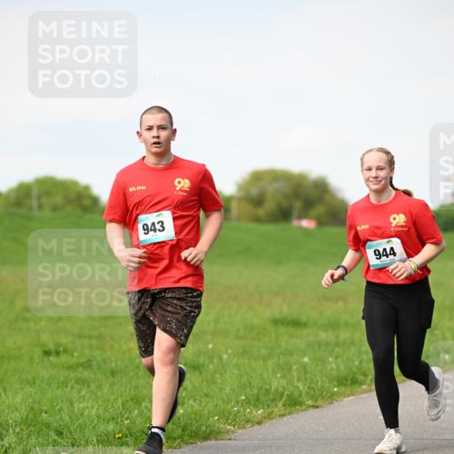 10.05.2026 - 8. Wedeler Halbmarathon Dr. Thomas Lammeyer http://msf.ph/oto/9695871 10.05.2026 11:22:22 Laufen 943, 944 meine-sportfotos.de
