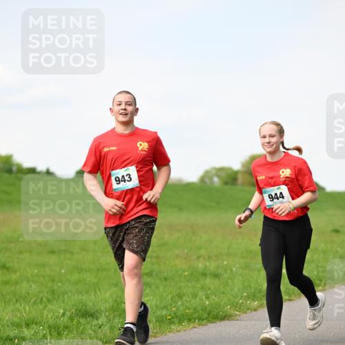 10.05.2026 - 8. Wedeler Halbmarathon Dr. Thomas Lammeyer http://msf.ph/oto/9695876 10.05.2026 11:22:22 Laufen 943, 944 meine-sportfotos.de