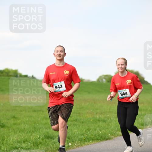 10.05.2026 - 8. Wedeler Halbmarathon Dr. Thomas Lammeyer http://msf.ph/oto/9695878 10.05.2026 11:22:22 Laufen 943, 944 meine-sportfotos.de