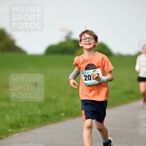 10.05.2026 - 8. Wedeler Halbmarathon Dr. Thomas Lammeyer http://msf.ph/oto/9695904 10.05.2026 11:22:29 Laufen  meine-sportfotos.de