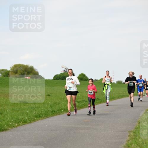 10.05.2026 - 8. Wedeler Halbmarathon Dr. Thomas Lammeyer http://msf.ph/oto/9695920 10.05.2026 11:22:32 Laufen 654, 656, 2070, 2201 meine-sportfotos.de