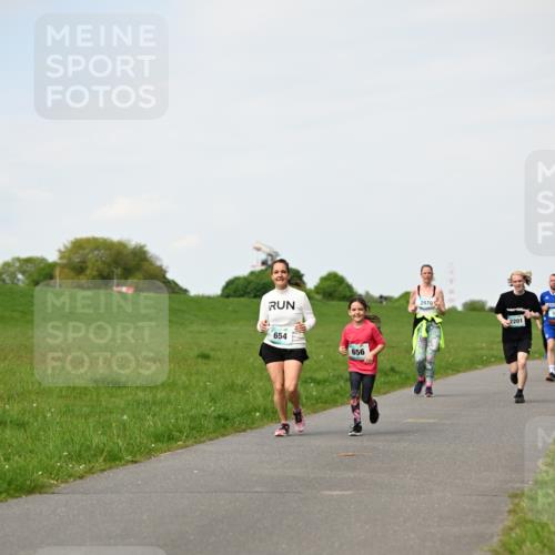 10.05.2026 - 8. Wedeler Halbmarathon Dr. Thomas Lammeyer http://msf.ph/oto/9695922 10.05.2026 11:22:32 Laufen 654, 656, 2070, 2201 meine-sportfotos.de