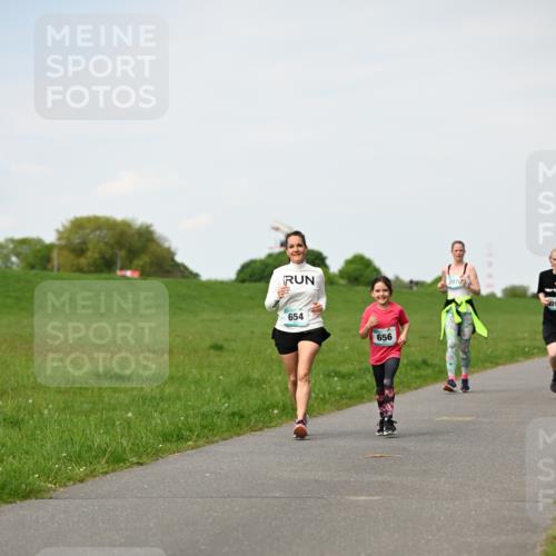 10.05.2026 - 8. Wedeler Halbmarathon Dr. Thomas Lammeyer http://msf.ph/oto/9695923 10.05.2026 11:22:32 Laufen 654, 656, 2070 meine-sportfotos.de