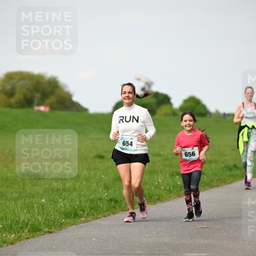 10.05.2026 - 8. Wedeler Halbmarathon Dr. Thomas Lammeyer http://msf.ph/oto/9695928 10.05.2026 11:22:33 Laufen 654, 656, 2070 meine-sportfotos.de