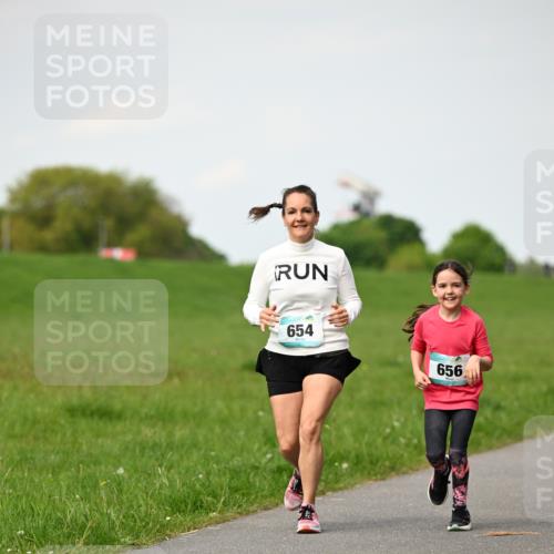 10.05.2026 - 8. Wedeler Halbmarathon Dr. Thomas Lammeyer http://msf.ph/oto/9695929 10.05.2026 11:22:33 Laufen 654, 656 meine-sportfotos.de