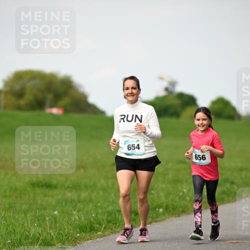 10.05.2026 - 8. Wedeler Halbmarathon Dr. Thomas Lammeyer http://msf.ph/oto/9695930 10.05.2026 11:22:33 Laufen 654, 656 meine-sportfotos.de
