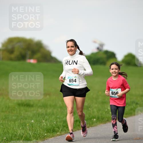 10.05.2026 - 8. Wedeler Halbmarathon Dr. Thomas Lammeyer http://msf.ph/oto/9695932 10.05.2026 11:22:33 Laufen 654, 656 meine-sportfotos.de
