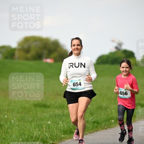 10.05.2026 - 8. Wedeler Halbmarathon Dr. Thomas Lammeyer http://msf.ph/oto/9695933 10.05.2026 11:22:33 Laufen 654, 656 meine-sportfotos.de
