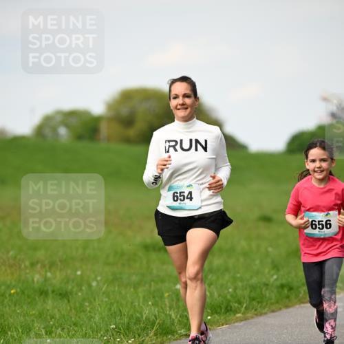 10.05.2026 - 8. Wedeler Halbmarathon Dr. Thomas Lammeyer http://msf.ph/oto/9695936 10.05.2026 11:22:34 Laufen 654, 656 meine-sportfotos.de