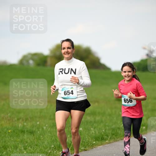 10.05.2026 - 8. Wedeler Halbmarathon Dr. Thomas Lammeyer http://msf.ph/oto/9695937 10.05.2026 11:22:34 Laufen 654, 656 meine-sportfotos.de