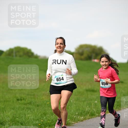 10.05.2026 - 8. Wedeler Halbmarathon Dr. Thomas Lammeyer http://msf.ph/oto/9695941 10.05.2026 11:22:35 Laufen 654, 656 meine-sportfotos.de