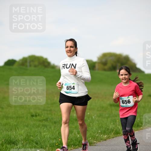 10.05.2026 - 8. Wedeler Halbmarathon Dr. Thomas Lammeyer http://msf.ph/oto/9695942 10.05.2026 11:22:35 Laufen 654, 656 meine-sportfotos.de