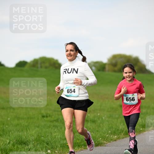 10.05.2026 - 8. Wedeler Halbmarathon Dr. Thomas Lammeyer http://msf.ph/oto/9695943 10.05.2026 11:22:35 Laufen 654, 656 meine-sportfotos.de