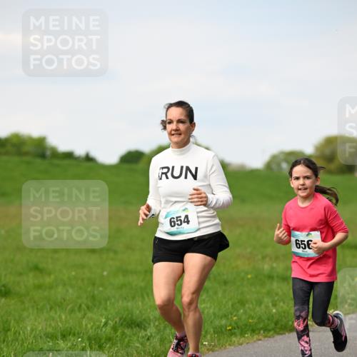 10.05.2026 - 8. Wedeler Halbmarathon Dr. Thomas Lammeyer http://msf.ph/oto/9695946 10.05.2026 11:22:36 Laufen 654, 656 meine-sportfotos.de