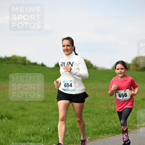 10.05.2026 - 8. Wedeler Halbmarathon Dr. Thomas Lammeyer http://msf.ph/oto/9695947 10.05.2026 11:22:36 Laufen 654, 656 meine-sportfotos.de