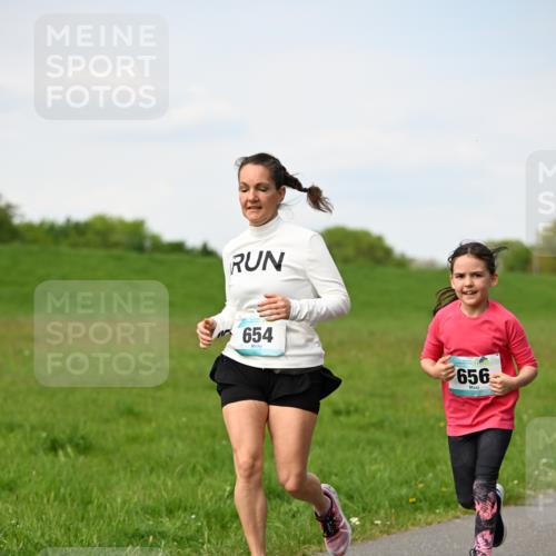 10.05.2026 - 8. Wedeler Halbmarathon Dr. Thomas Lammeyer http://msf.ph/oto/9695948 10.05.2026 11:22:36 Laufen 654, 656 meine-sportfotos.de