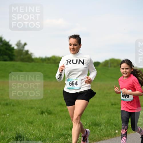 10.05.2026 - 8. Wedeler Halbmarathon Dr. Thomas Lammeyer http://msf.ph/oto/9695950 10.05.2026 11:22:36 Laufen 654, 656 meine-sportfotos.de
